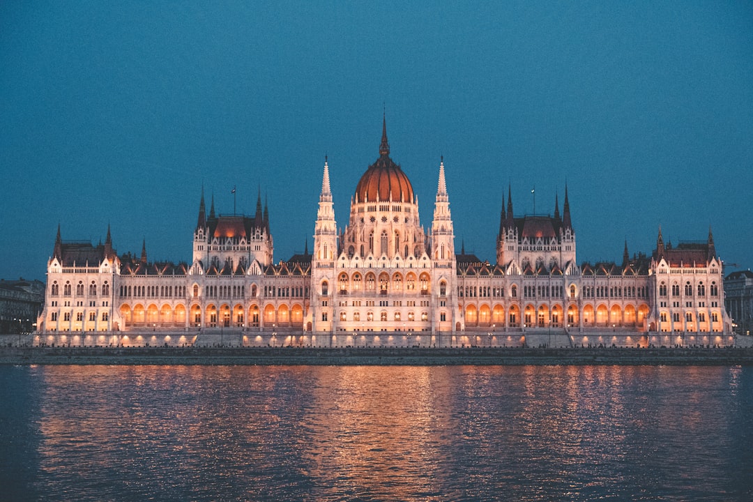 Aon stock price chart analysis and technical pivot levels