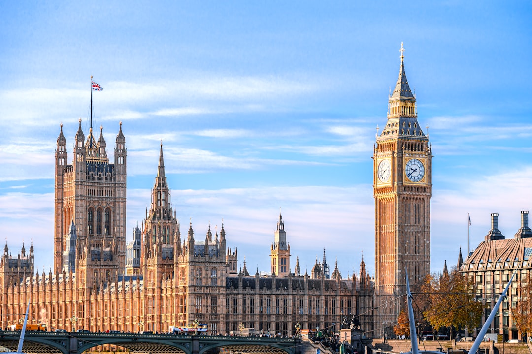 Aptos (APT) price chart analysis with $1.5500 pivot and support resistance zones