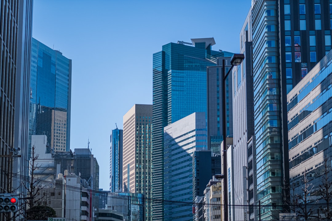 AUD/CAD currency pair exchange rate chart and oil barrel representing market drivers