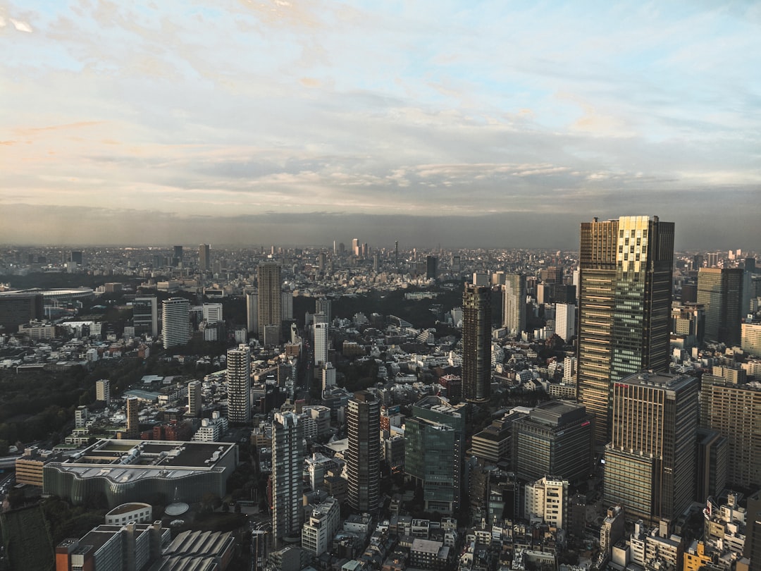 AUD/JPY currency pair chart showing range-bound movement near the 106.28 pivot