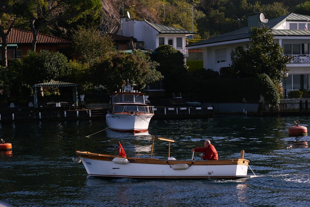Map of Bahrain highlighting its location relative to the Arabian Gulf and the U.S. Fifth Fleet base, symbolizing geopolitical risk.
