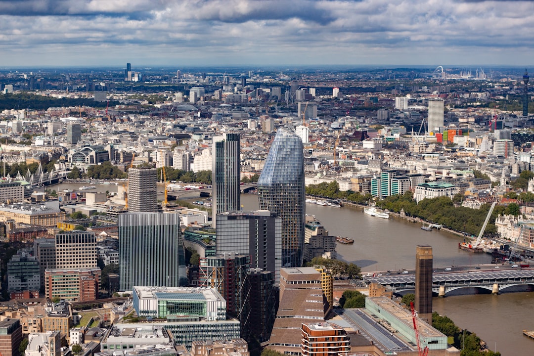 BNB price chart showing key support and resistance levels at 890 dollars