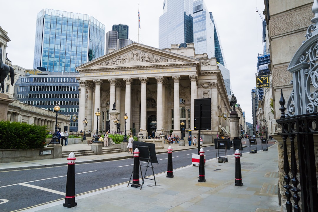 Bank of England building with a British flag, symbolizing the central bank's monetary policy decisions.