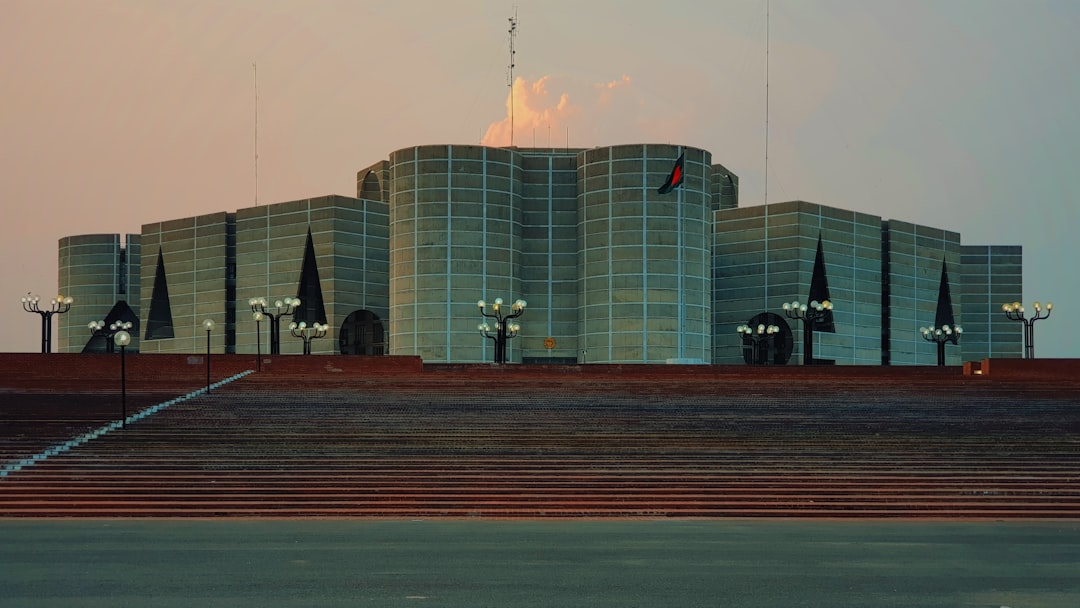Oil rig at sunset representing Brent Crude market volatility and risk premium