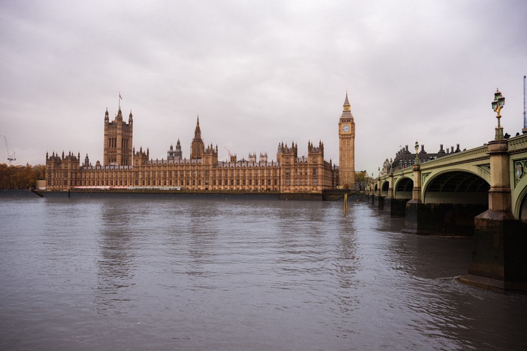 CAD/CHF: การสำรวจจุดหมุน 0.57250 ท่ามกลางกระแสไหลของลอนดอนและนิวยอร์ก