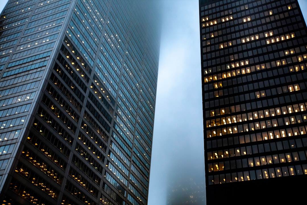 Graph showing Canada and US 10-year bond yields with crude oil price overlay