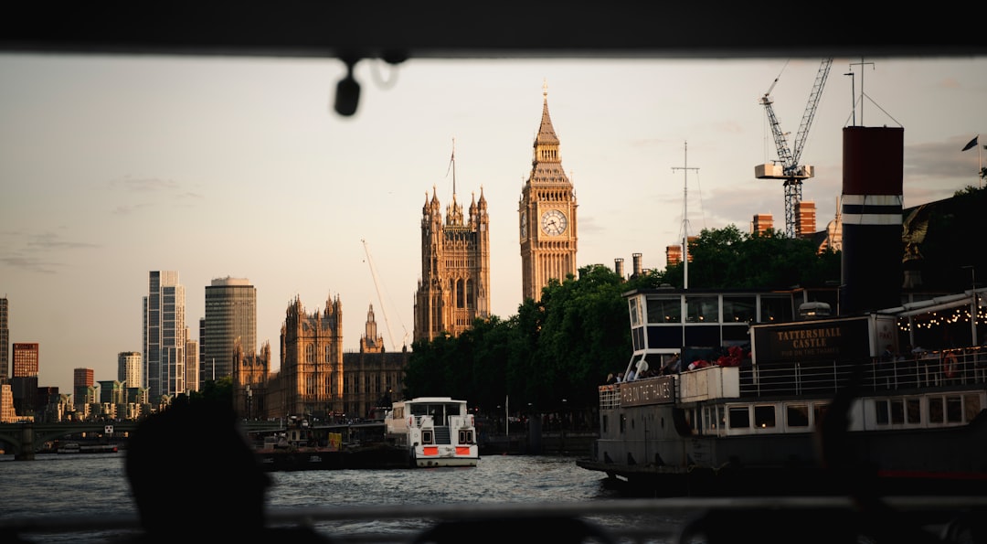 Cenovus Energy Inc. (CVE) stock chart with market data overlays