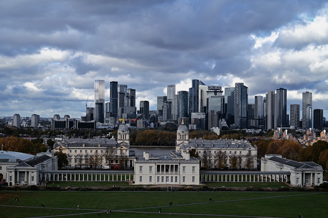 EUR/AUD technical chart analysis showing pivot levels and session boundaries