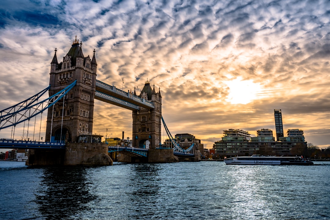 EUR/CHF technical analysis chart with 0.92000 pivot level