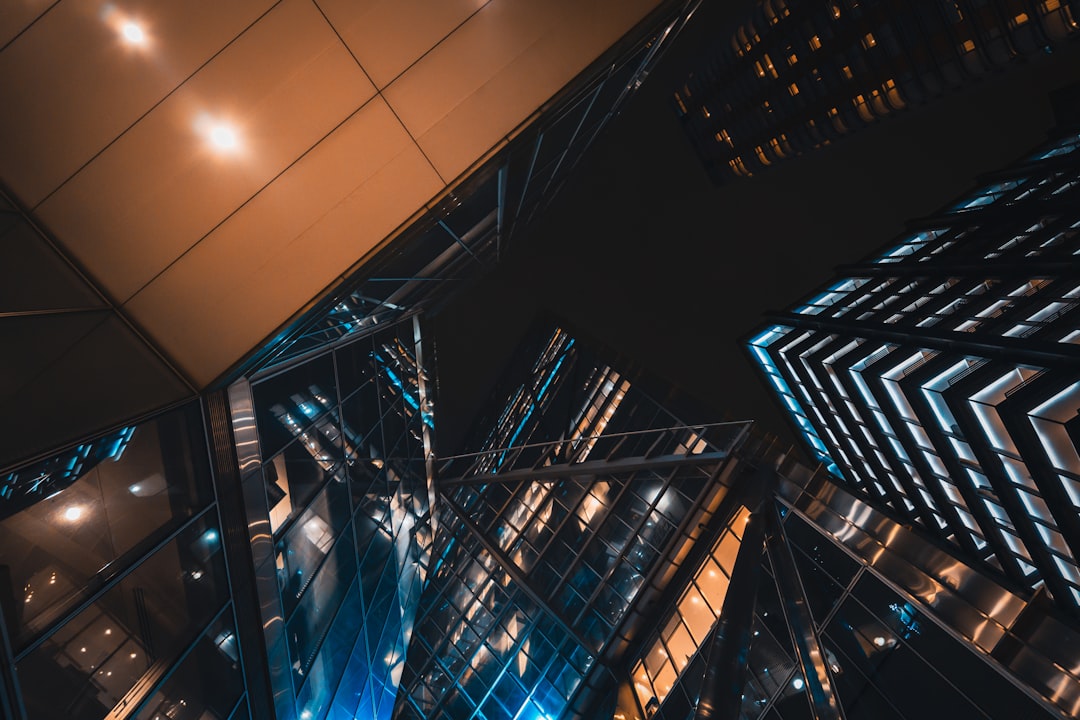 EUR/JPY currency pair chart highlighting the 185.000 pivot level with tactical trading indicators.