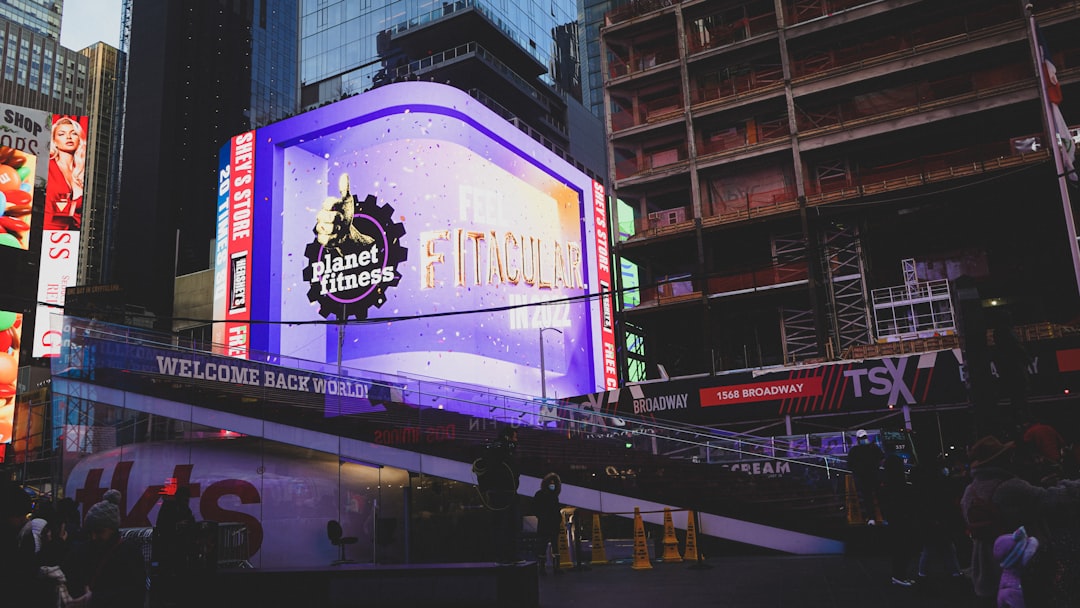 EUR/JPY chart showing price action around the 185.000 pivot level