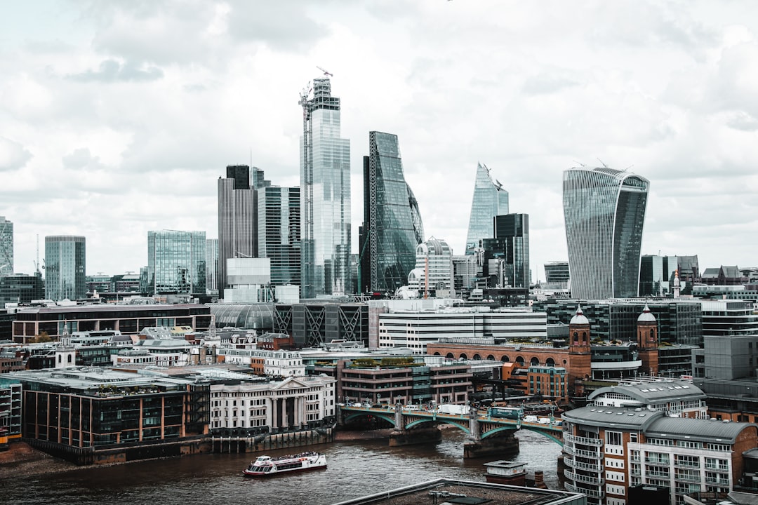 EURNZD technical analysis chart showing pivot levels and figure gravity at 1.95000