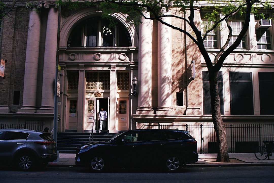 EUR/NZD price chart showing pivot point at 1.96000 with resistance and support ladders