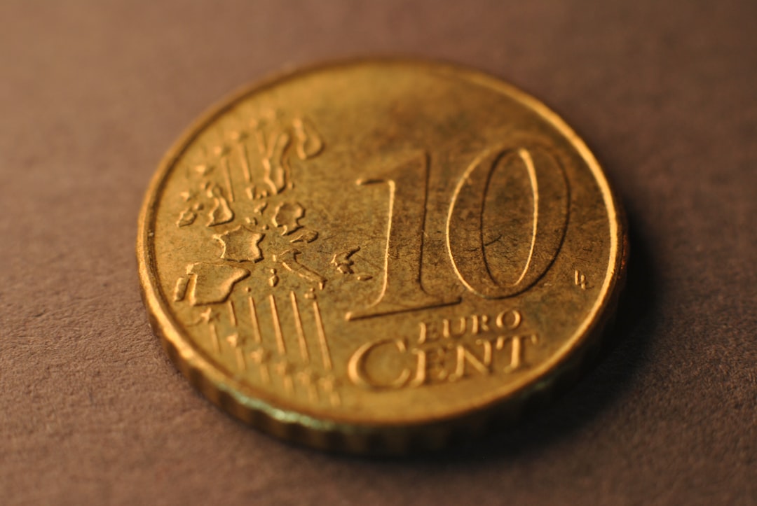 GB100 trading chart displaying consolidation patterns and key levels