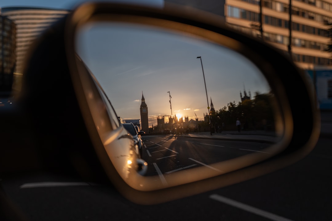 GBP/JPY technical chart showing 212.000 pivot level