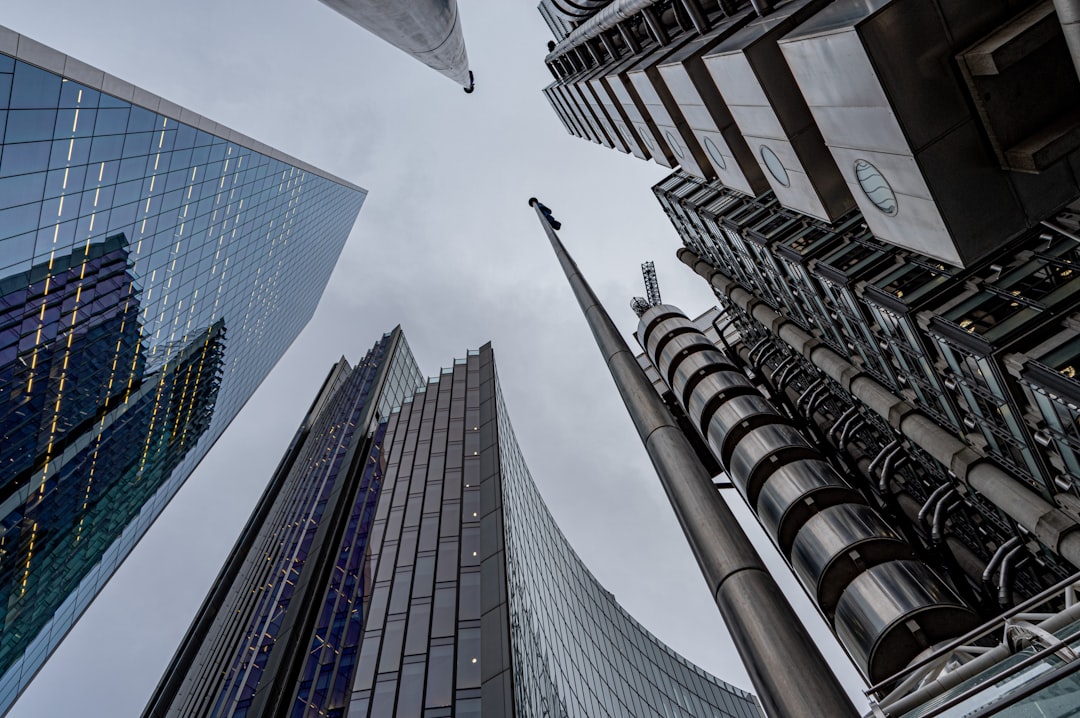 Gold bars and financial charts representing hedge demand and real yield correlations