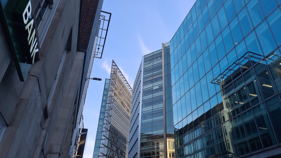 Gold bar reflecting geopolitical risks and market volatility, illustrating safe-haven demand