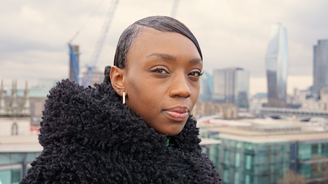 Gold bars shimmering as stock market charts show declining prices, symbolizing the retreat of gold amid a stronger dollar and high yields.