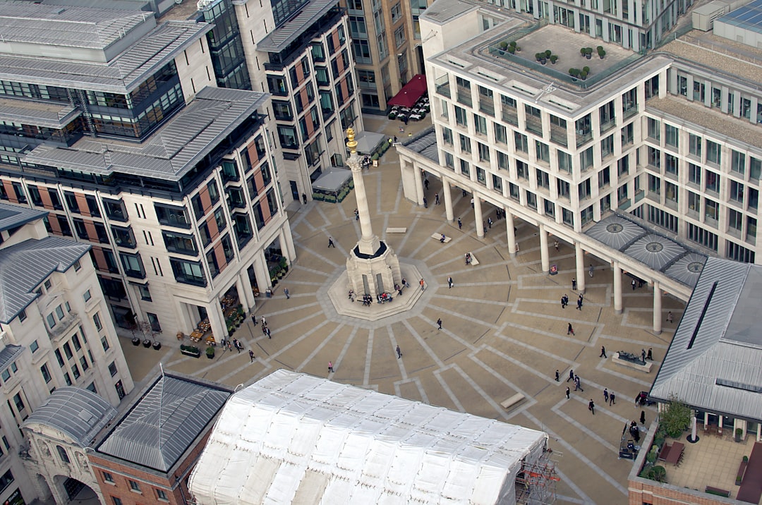 Gold bar reflecting geopolitical tensions and financial markets graph