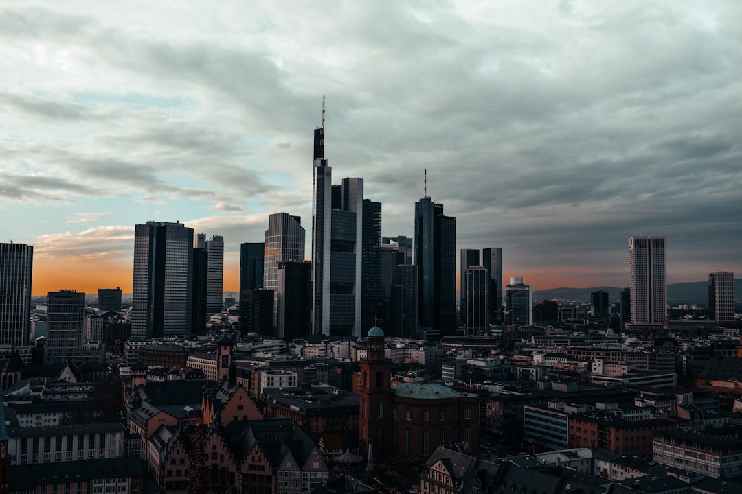 Chart showing relative bond yields for US, UK, and Eurozone, illustrating the impact of hedging costs.