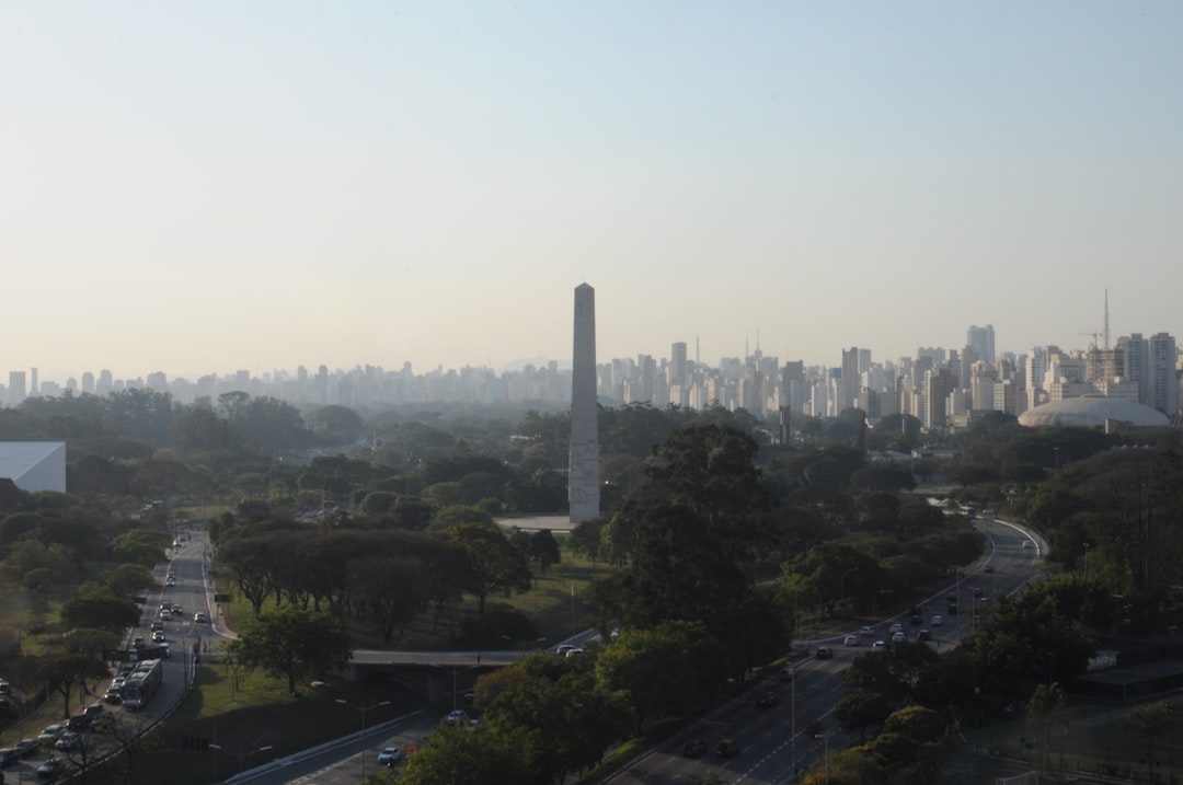 IBOVESPA index chart showing price consolidation against a backdrop of economic indicators.