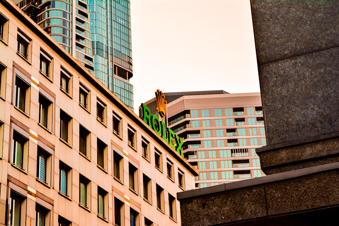 Chart showing the performance of US 10-year and 30-year Treasury yields, with arrows indicating downward movement.