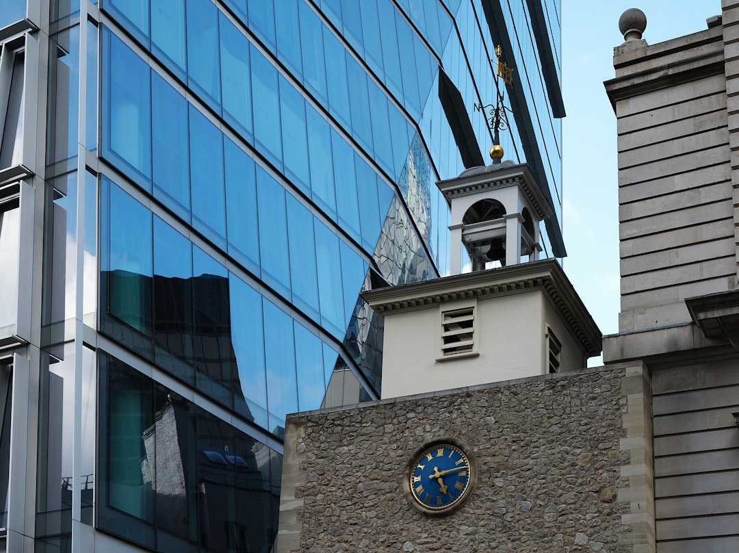 NL25 index chart showing bullish candlestick patterns around key support levels, with a background of European financial district buildings.