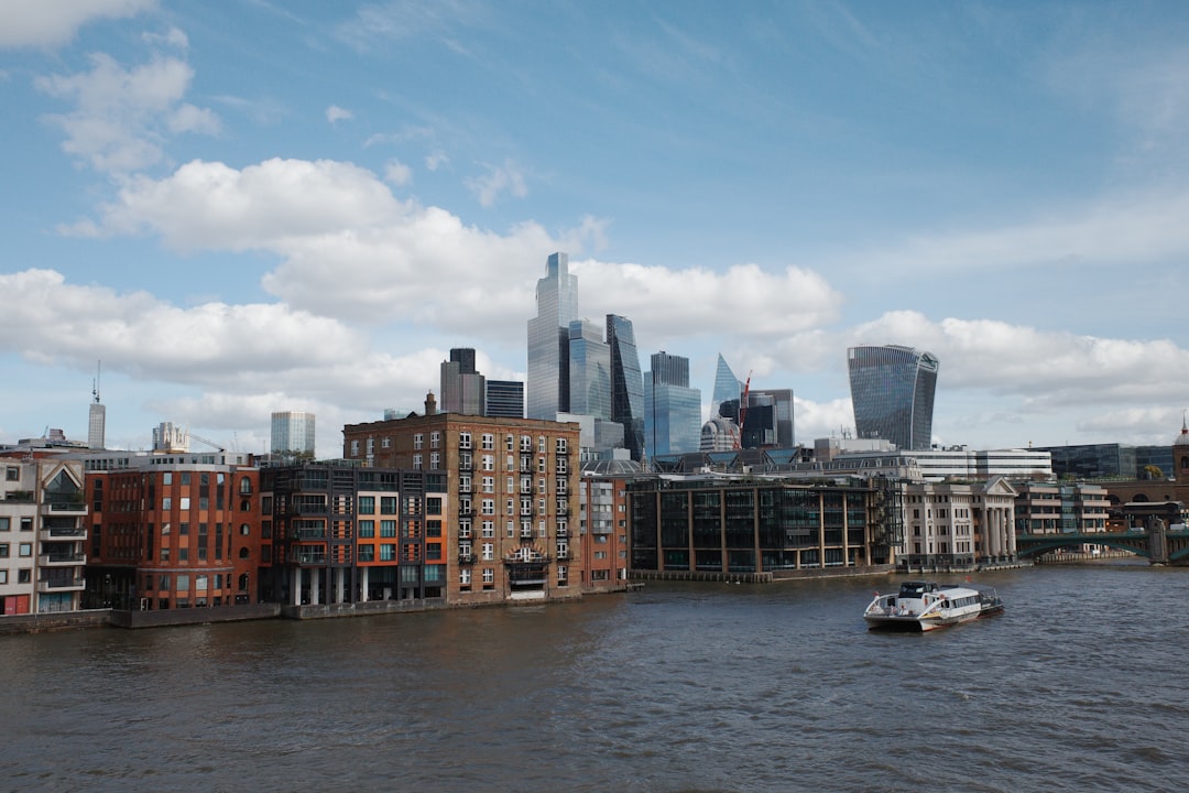 NL25 Index chart showing consolidation around key levels amidst geopolitical headlines