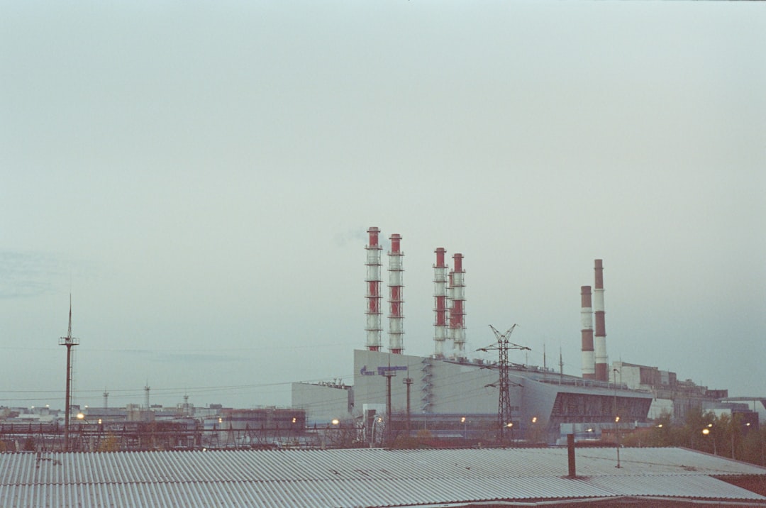 NZX50 index chart showing market consolidation amidst economic and geopolitical factors.