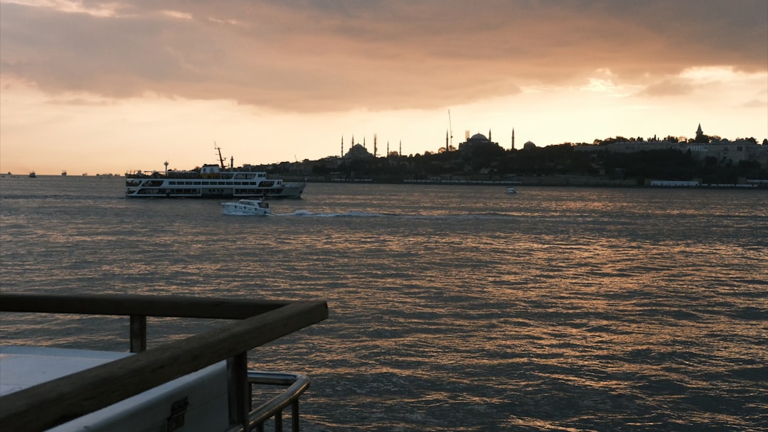 Solana (SOL) price chart showing recent volatility amidst macro trends.