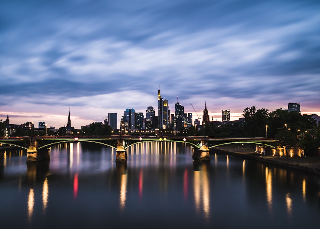 TLT ETF daily chart showing support and resistance levels