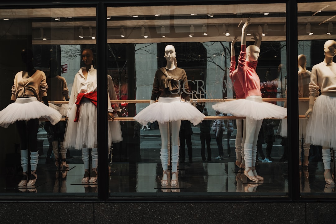 A visual representation of the TTF natural gas price chart showing a clear downward trend, symbolizing the recent price drop.