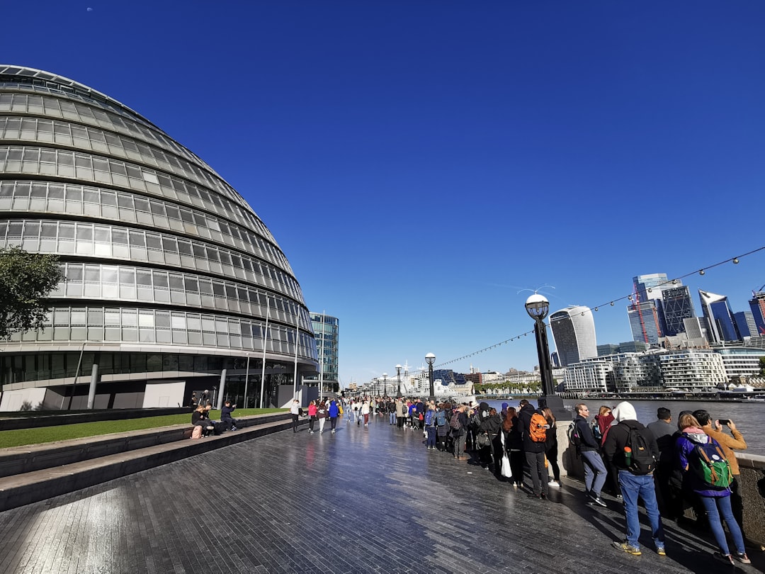 Graph showing US consumer sentiment improvement and falling inflation expectations