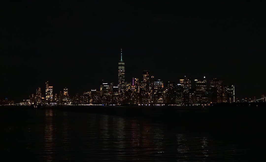 Graph showing rising US long-end bond yields against Federal Reserve's balance sheet reduction.