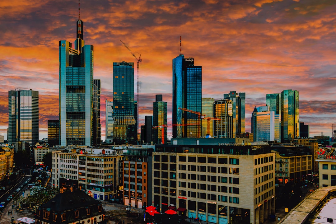 Graph showing the US Treasury yield curve with various maturities and their corresponding yields.