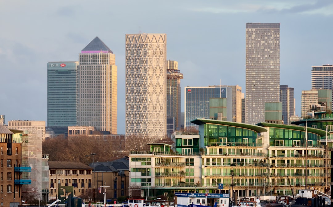 Yield curve chart with US10Y 3.962% highlighted, indicating duration stress and market warnings