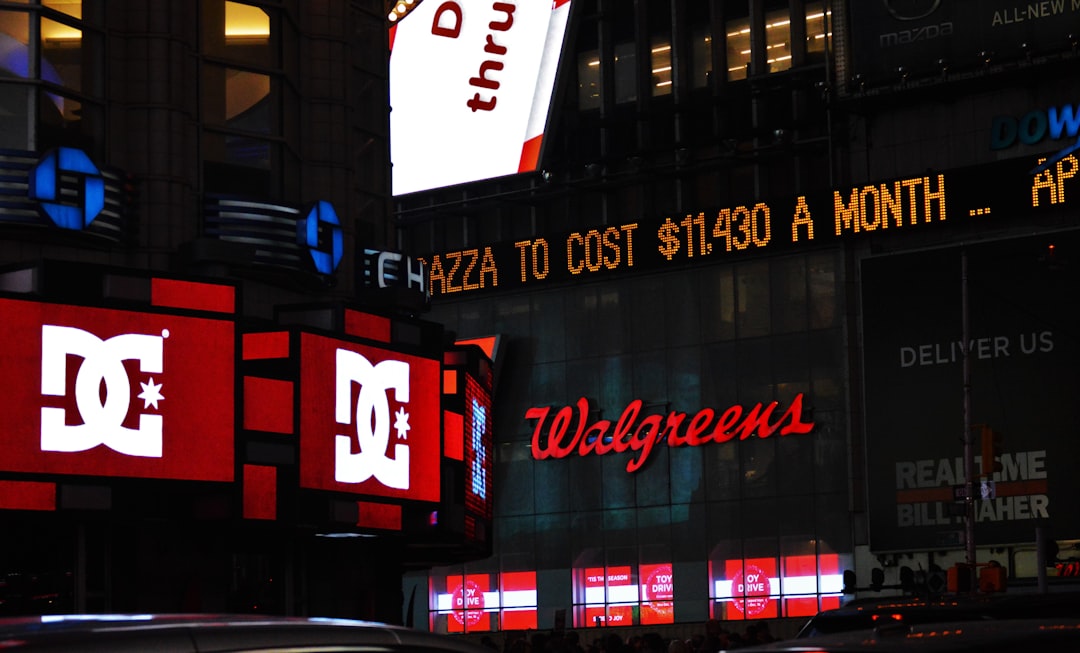 US30 candlestick chart showing volatility and key resistance levels