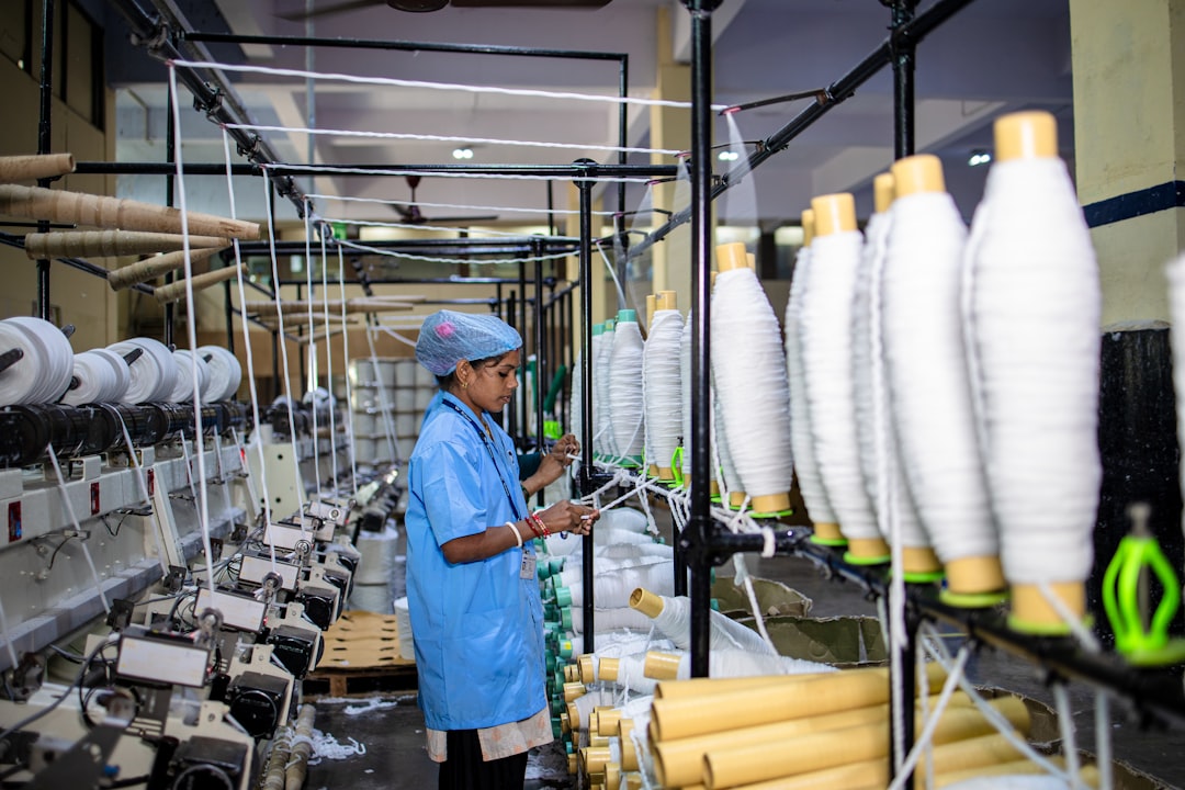 US30 index chart showing volatility amidst geopolitical and rate fluctuations