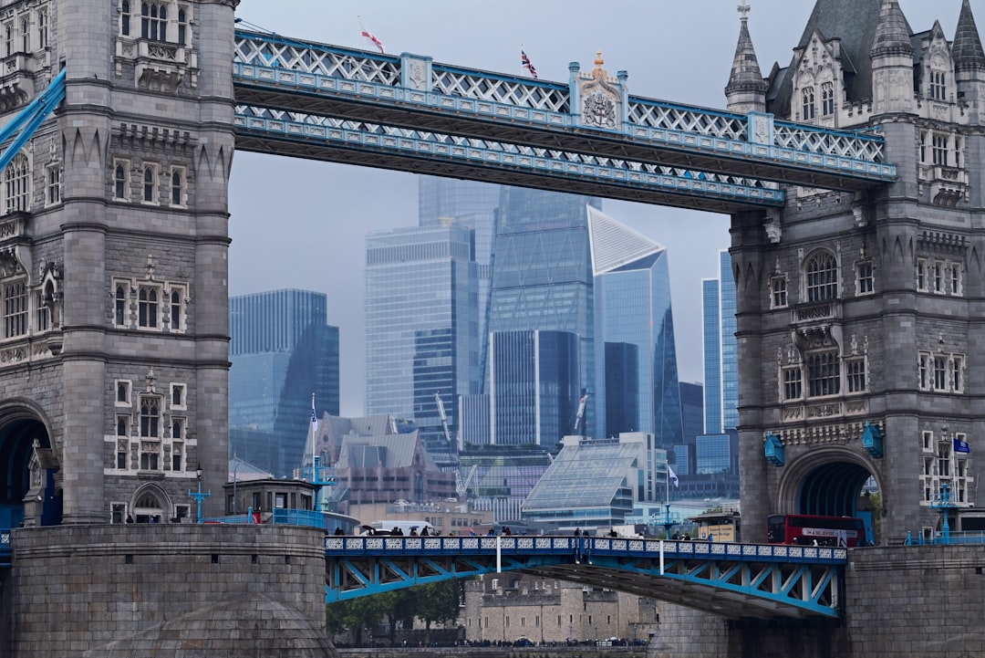 S&P 500 (US500) chart showing consolidation and key support/resistance levels.