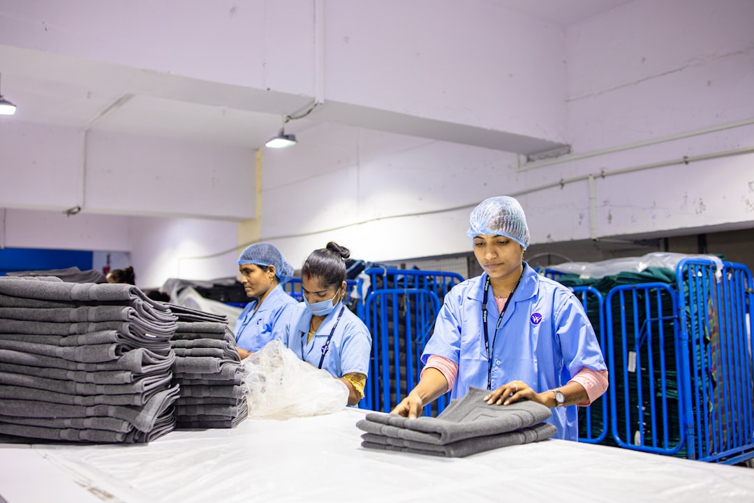 S&P 500 US500 chart showing volatility and key support/resistance levels amidst geopolitical news backdrop