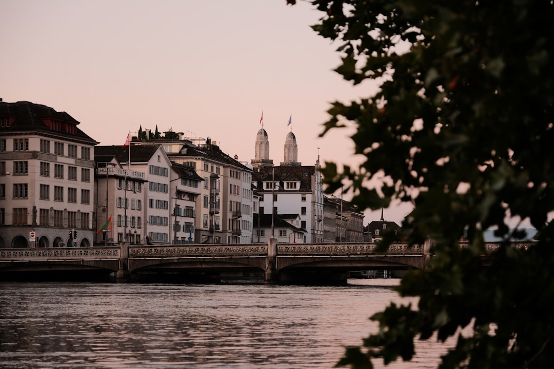 USD/CHF chart displaying range-bound trading with key support and resistance levels highlighted.