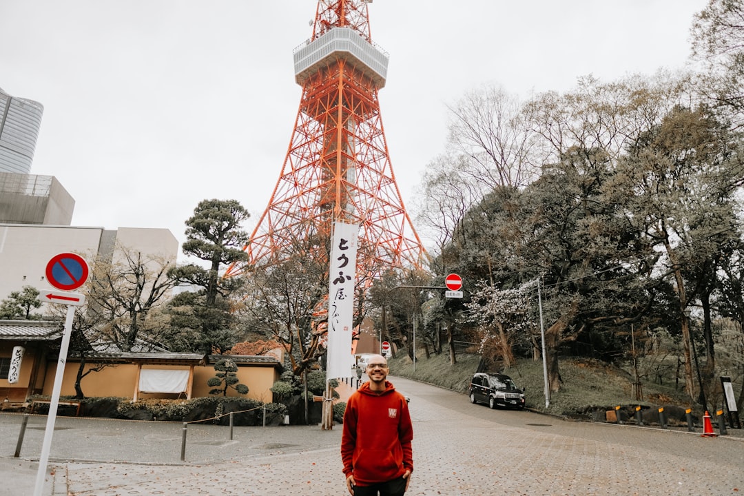 USD/CAD currency pair trading chart analysis with oil price overlay