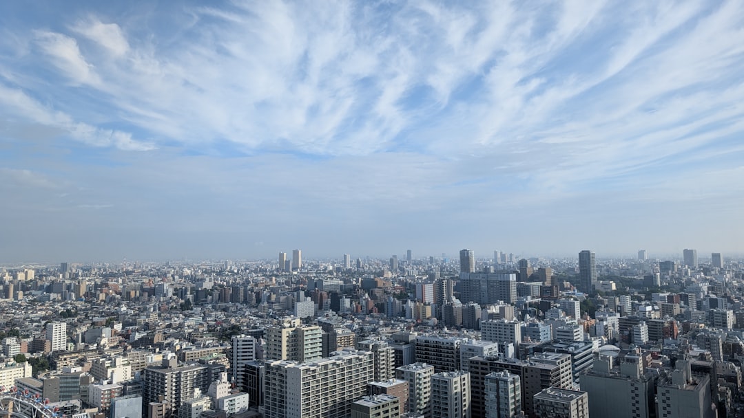 USDJPY chart showing policy divergence and key levels