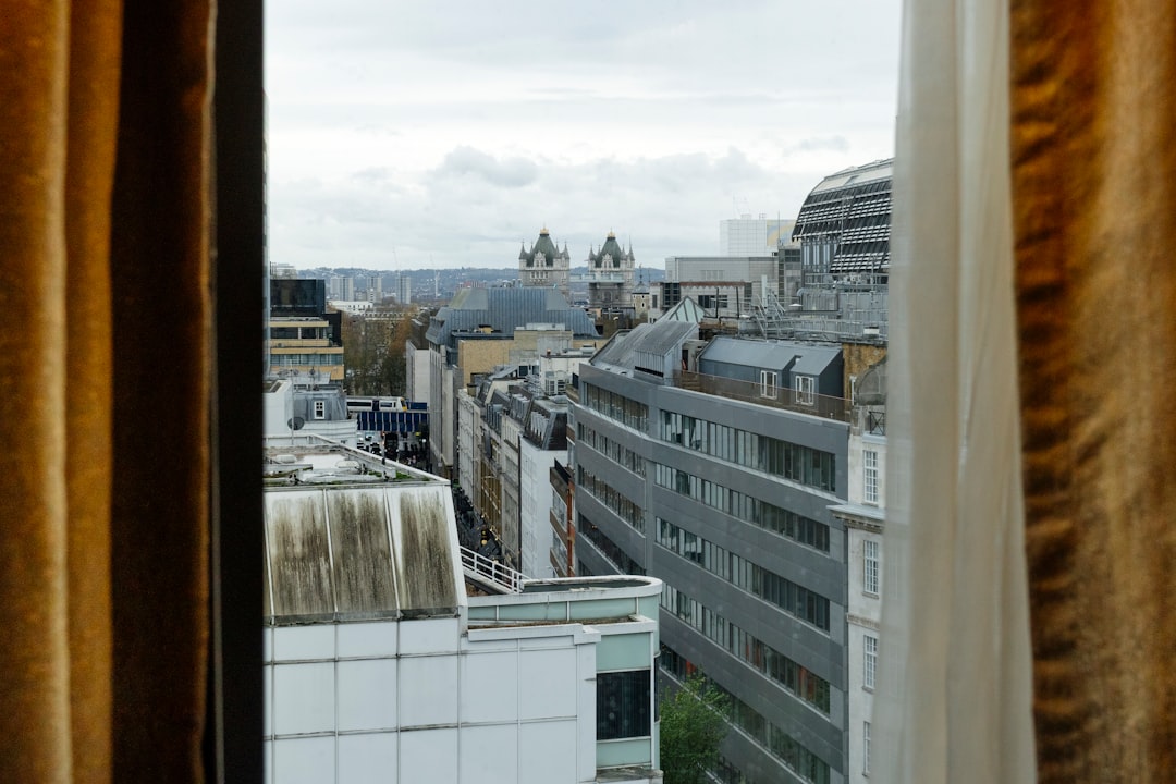 USD/KRW currency pair chart showing key support and resistance levels, indicating tactical trading decisions