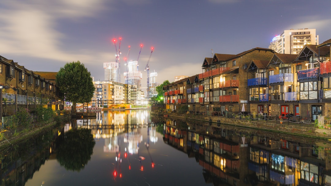 USD/KRW currency pair chart showing key support and resistance levels, highlighting pivot points for tactical trading.