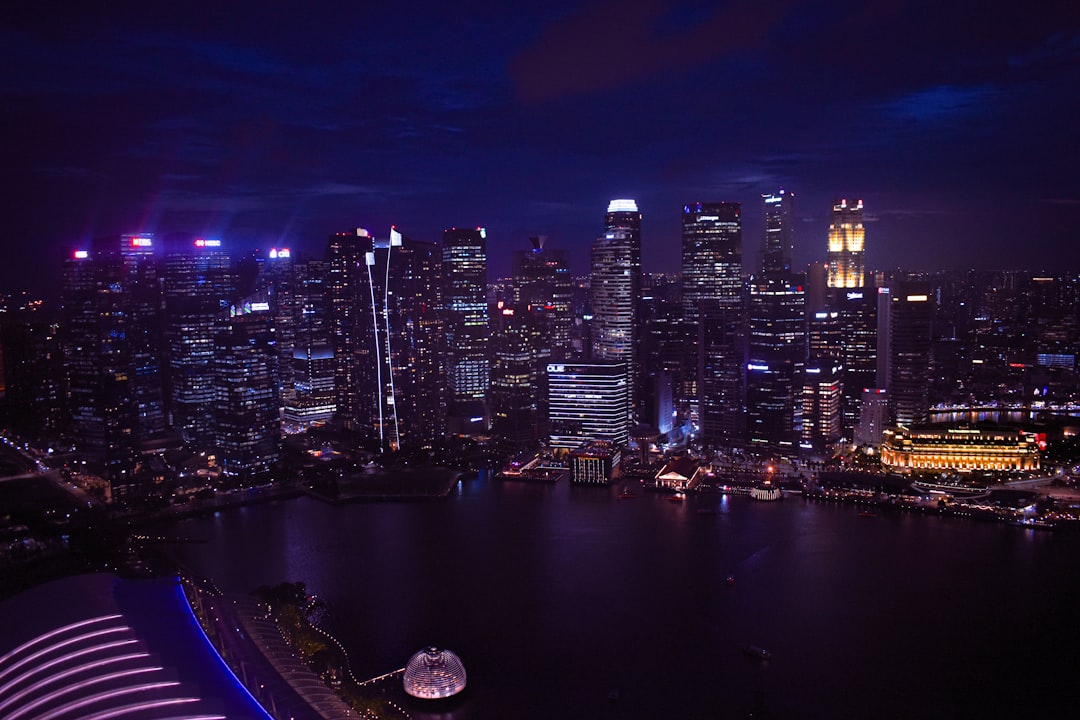 Singapurs Nachthimmel, STI Index bei 4.828 Support