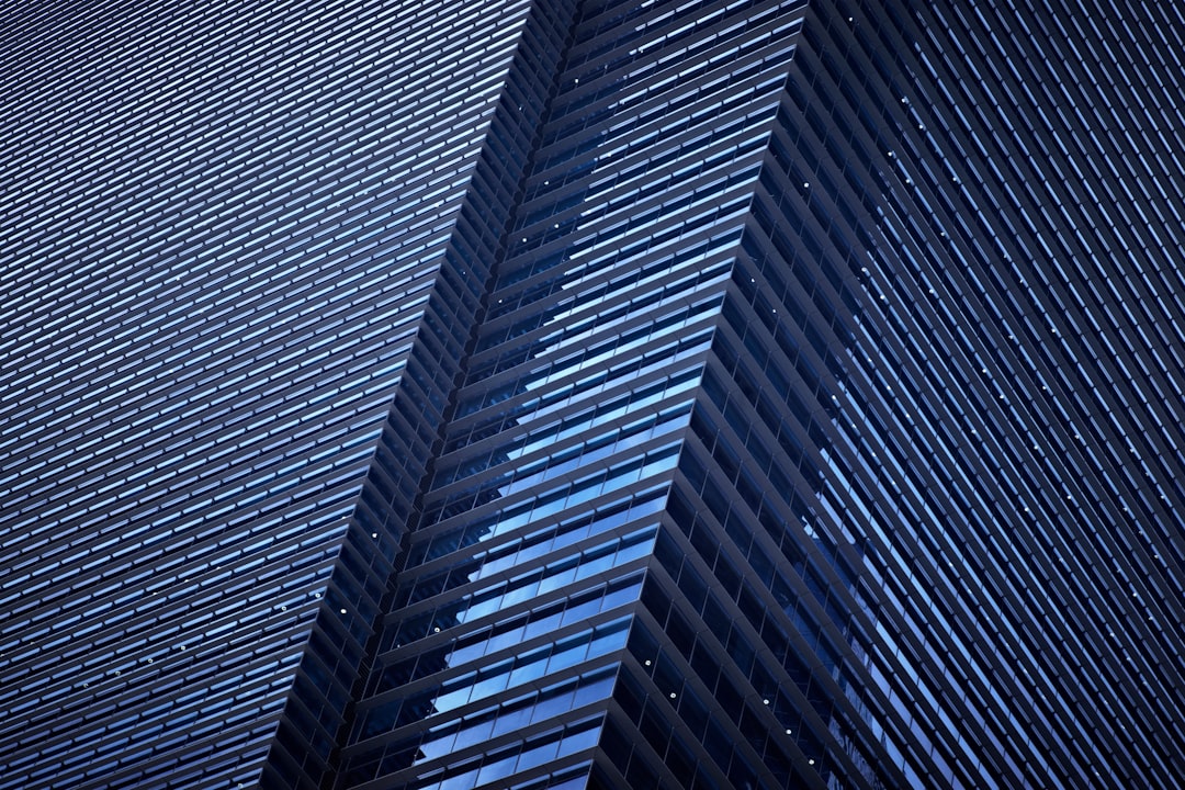 Sensex 82,185: Téxtil listrado P&B para estratégia de decisão.