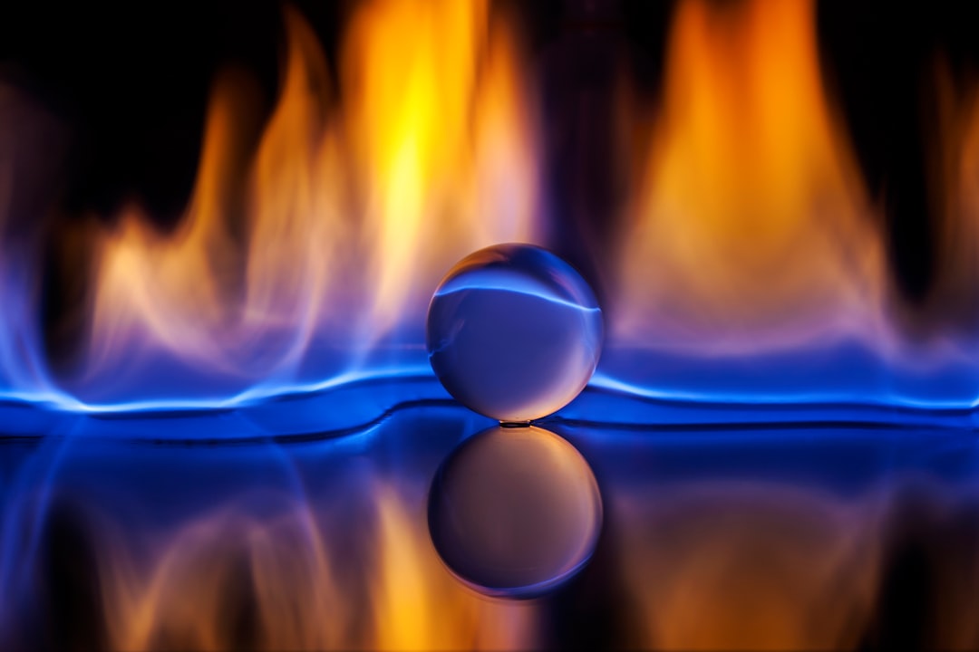 藍白LNG球象徵天然氣市場變動與2026年政策。