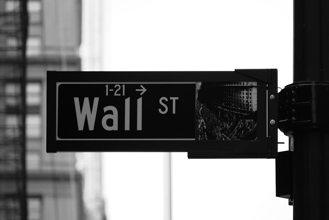 Graustufenfoto Wall St.: TSX Update, EWC Proxy testet 55.80.