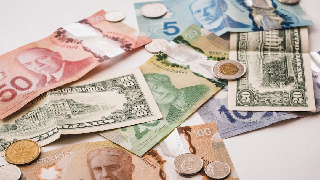 Penjualan ritel Kanada: uang di atas meja lambangkan pertumbuhan ekonomi kuat.